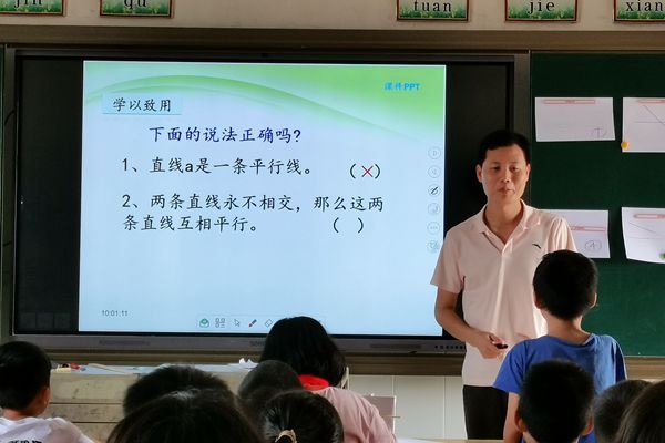 東鳳鎮(zhèn)教育和體育事務中心教研員吳正輝到吉昌小學指導數(shù)學課堂教學