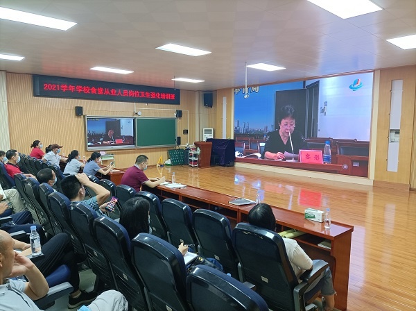 曹二小學：加強食堂從業(yè)人員培訓 共筑學校食品安全防線