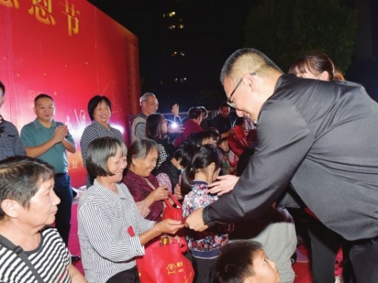 300多名老人吃免費大餐獲免費體檢