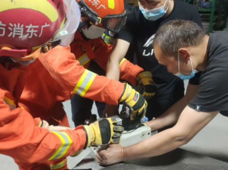 驚險！男子手指被機(jī)器“咬”住，中山三角鎮(zhèn)消防火速救援