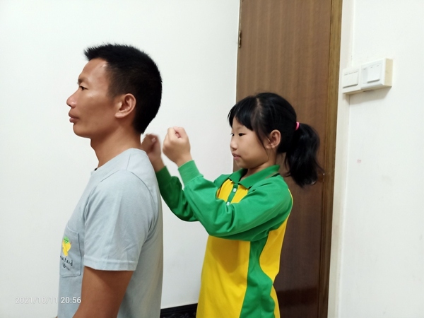 重陽(yáng)雨意猶許重，感恩敬老情更濃