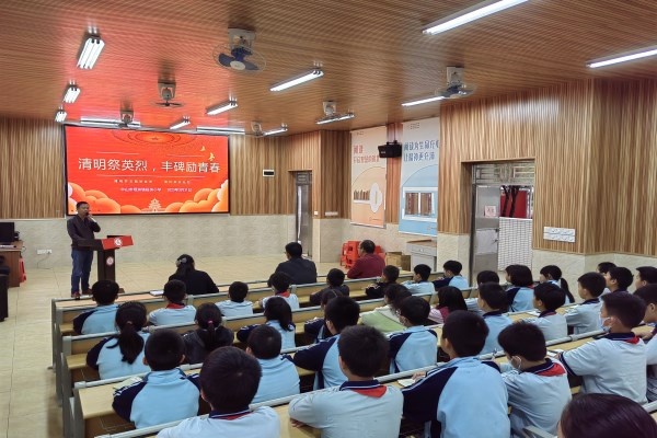 清明祭英烈，豐碑勵(lì)青春