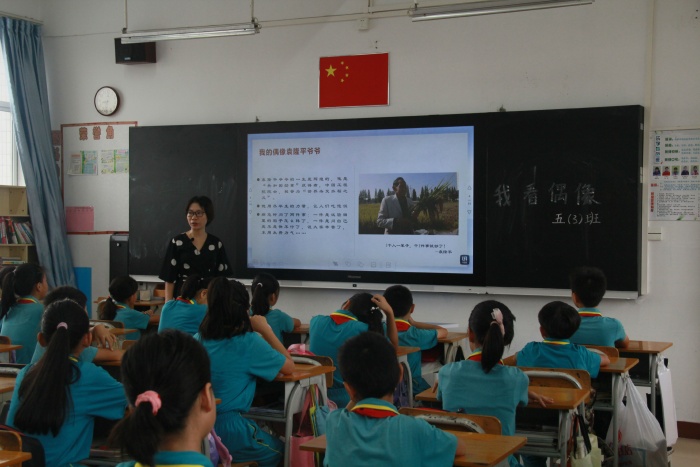 弘揚(yáng)正能量，樹立時(shí)代真偶像