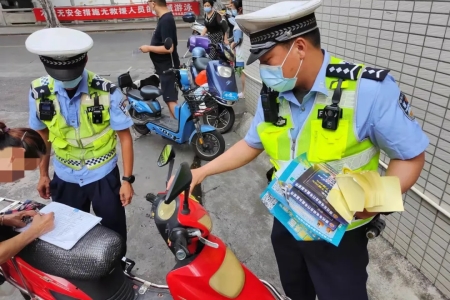 提高頭盔佩戴率！小欖交警推出多項措施