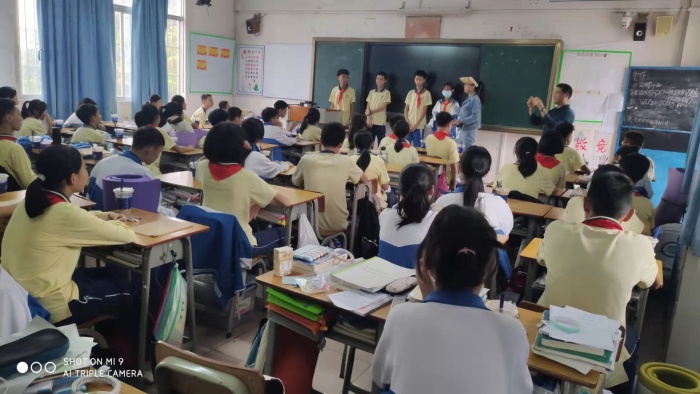 阜沙中學(xué)市級課題組開展愛國主題德育拓展實踐活動