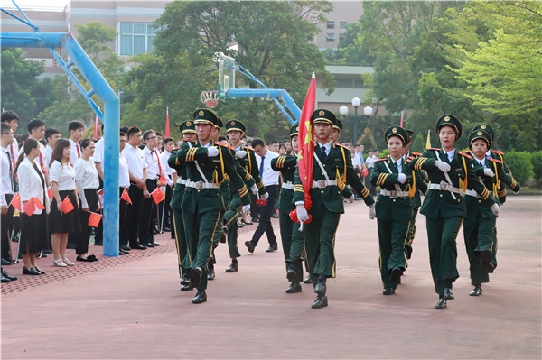 紅旗揮舞，歌聲飄揚(yáng)，中山一中8000師生為祖國送祝福