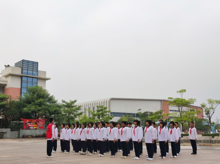 颯爽英姿展風(fēng)采，隊(duì)列隊(duì)形顯聚力