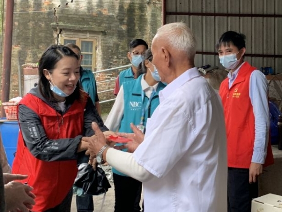 濃濃敬老情，三角鎮(zhèn)結民村開展重陽節(jié)慰問活動