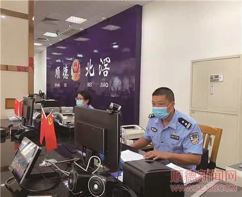 戶政窗口“老黃?！?暖心服務(wù)解民憂
