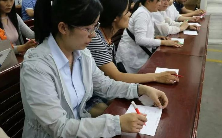 一家長勇氣可嘉，在“告家長書”上簽不同意，網(wǎng)友：官方該出手了