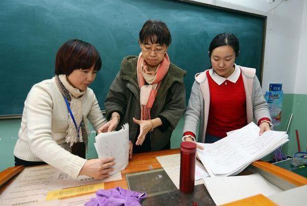 “為啥我教學20年還是初級職稱”？教師留言引熱議，官方回應來了