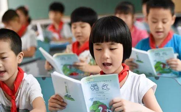 “爸爸在忙，媽媽不打扮了”，課本封面和三胎有關？官方親自辟謠