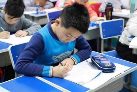 雙減繼續(xù)發(fā)威，“周中”上課或成歷史，小學(xué)生的快樂生活來了