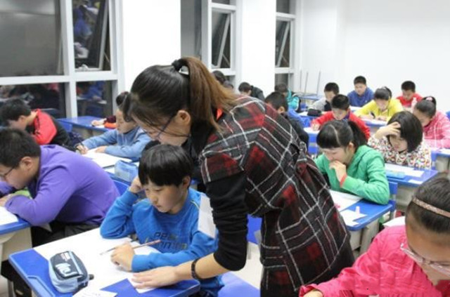 年輕的女老師被辭退，理由竟然是因?yàn)椤半p減”，到底發(fā)生了什么