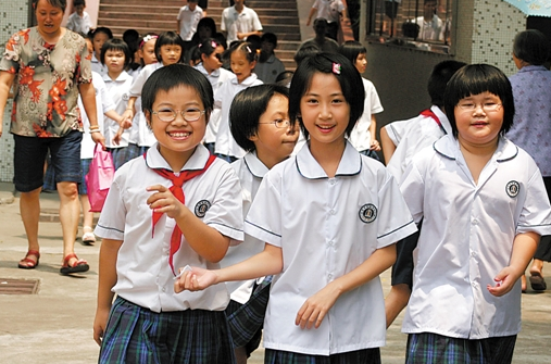 學(xué)?！疤靸r(jià)校服”賬單曝光，家長勇敢簽下“不同意”，獲網(wǎng)友支持