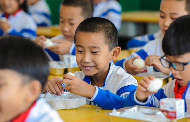 “睡眠令”落地，各地中小學(xué)調(diào)整到校時(shí)間，家長(zhǎng)表示新問題出現(xiàn)