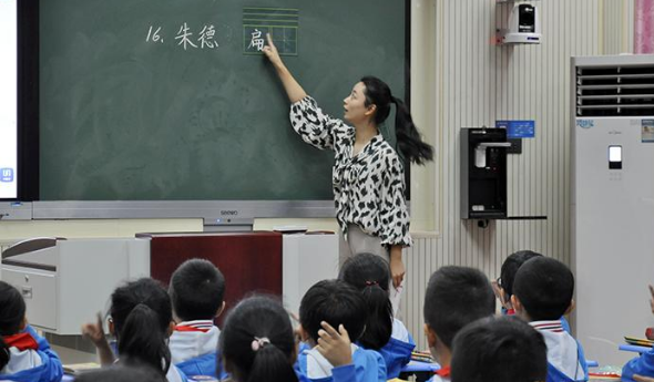 老師補課遭禁，兼職微商被舉報并查處，老師靈魂反問誰來替我養(yǎng)家