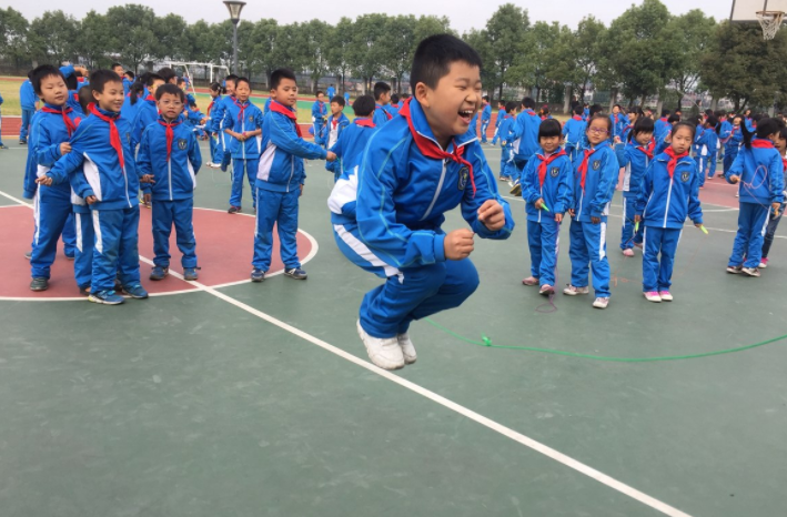 “天價校服”賬單出爐，一家長勇敢簽下“不同意”，收到網(wǎng)友點贊