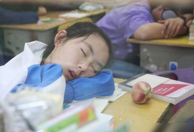 教育部下發(fā)“睡眠令”，推遲中小學到校時間，孩子睡好家長卻犯愁