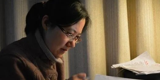 55歲女高級(jí)教師堅(jiān)決不退休，占著高職名額，年輕老師急了……