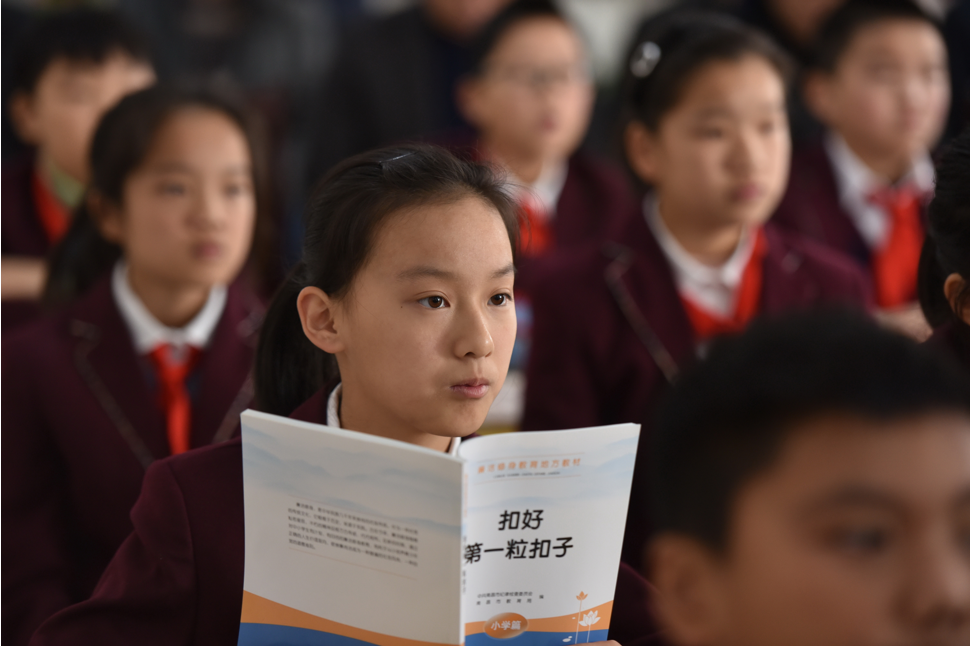 中小學迎來好消息，早上到校時間有所調(diào)整，學生有望睡到自然醒