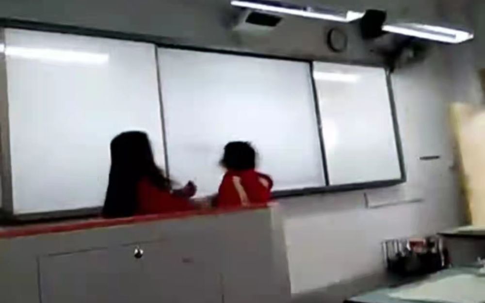 四川金堂一女老師課堂上扇女學(xué)生耳光，教育局：情況屬實(shí)，正調(diào)查