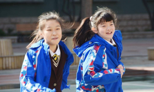 上海一小學收2320元校服費，校服清單里還有背心？家長回復