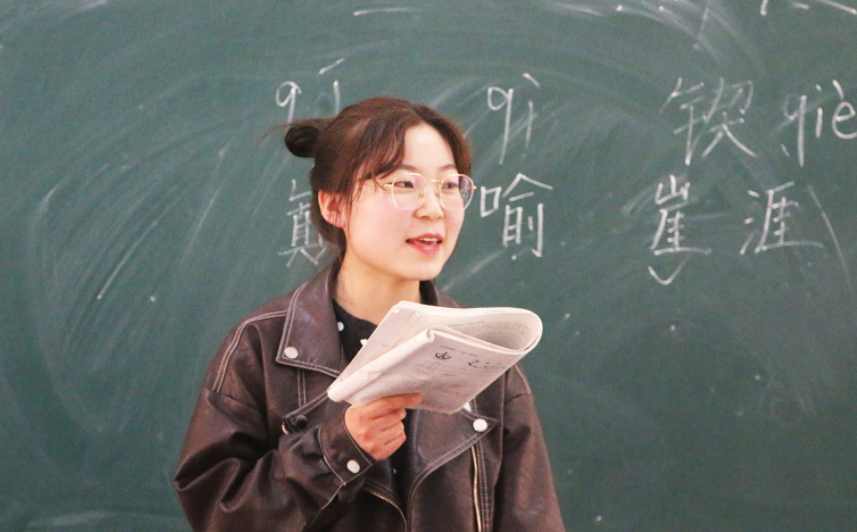 95后教師“教案”走紅，深受學(xué)生青睞，家長(zhǎng)對(duì)此褒貶不一