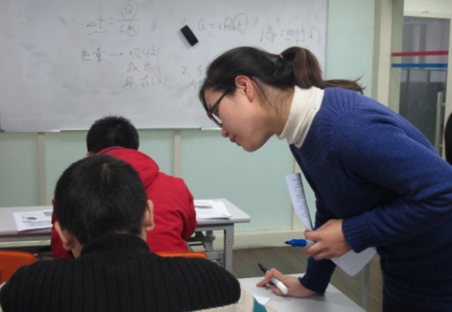 培訓(xùn)機(jī)構(gòu)受限后，教師又開辟了“新財(cái)路”，家長乖乖把錢奉上