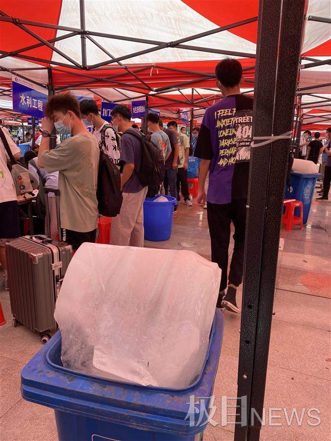 武漢一所大學(xué)來(lái)了14名小巨人，最矮的都有1米9