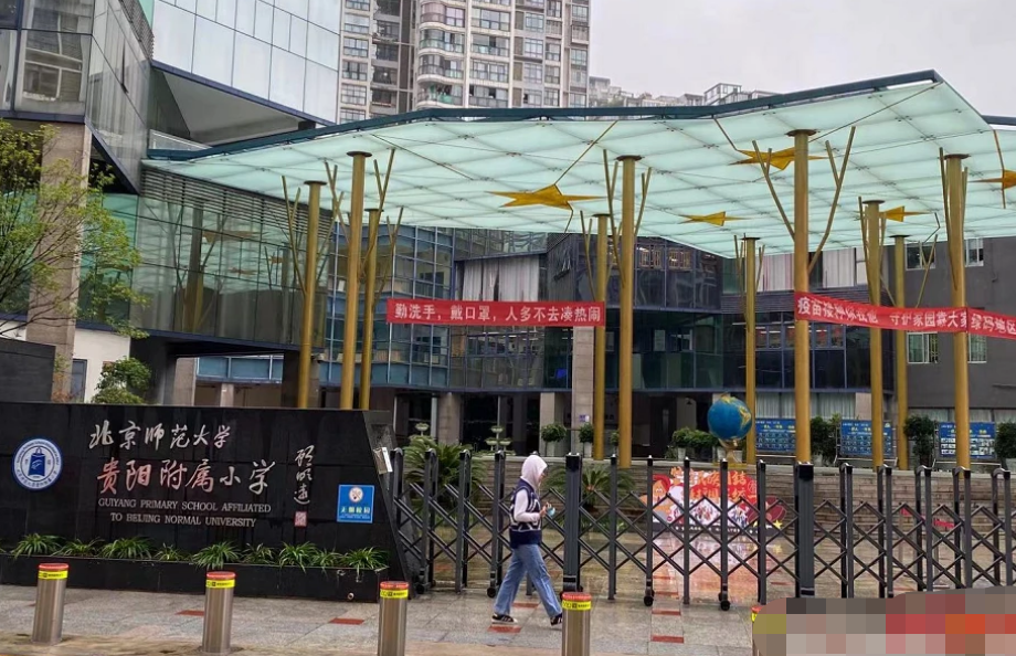 “頂流小學(xué)”37名家長，聯(lián)名要求7歲女孩退學(xué)，原因是什么？