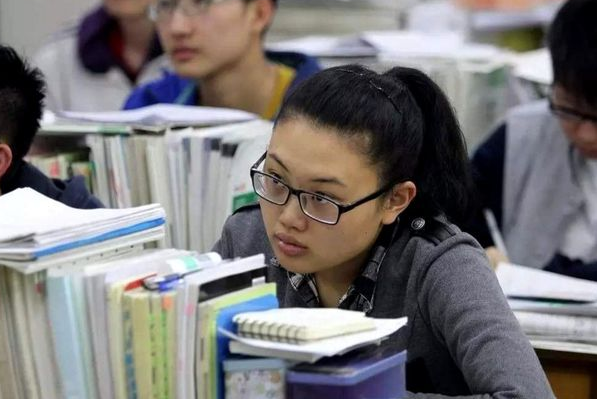 教育部發(fā)通知，中小學將實行“新規(guī)定”，學生想偷玩手機不可能了