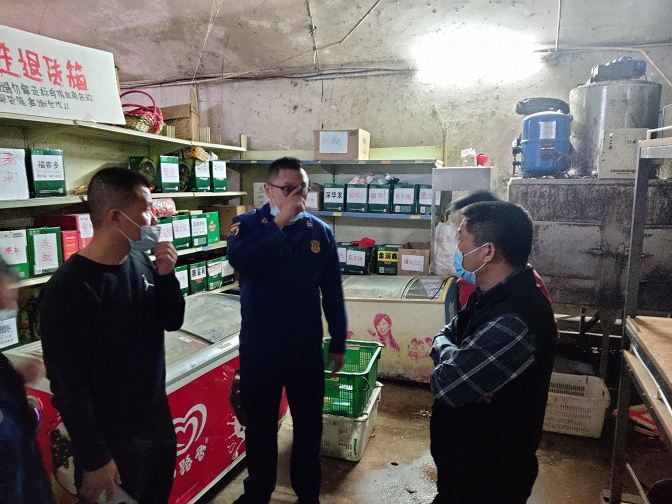 區(qū)消防大隊帶隊到樂福超市檢查消防安全.jpg