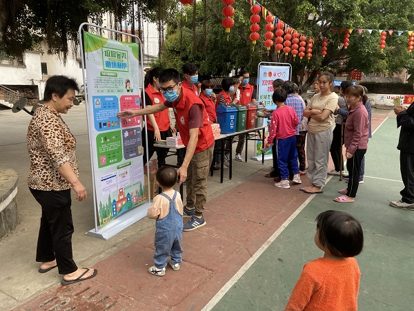 鼎湖區(qū)城管局開展“積極參與垃圾分類，攜手共享文明鼎湖”垃圾分類宣傳志愿活動（2）.jpg