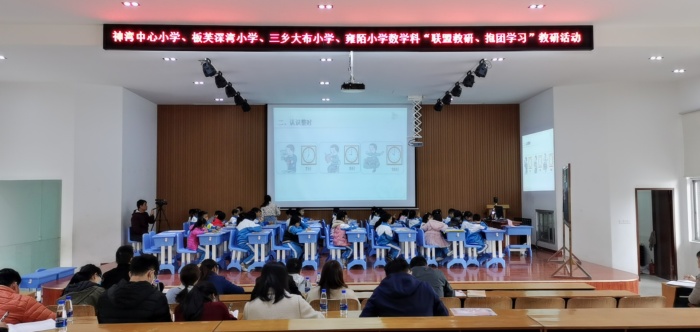 陽光雍?。骸奥?lián)盟教研、抱團(tuán)學(xué)習(xí)”教研活動
