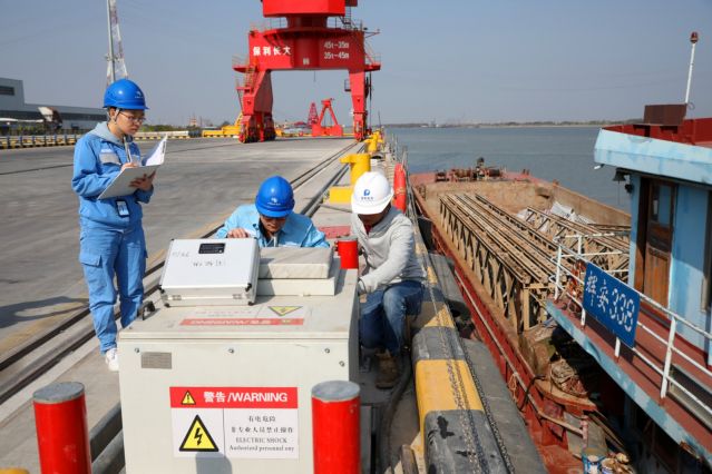 南方電網(wǎng)廣東中山供電局火炬分局客戶服務班班員胡昊聰、王丹瑩到保利長大公司進行港口岸電安全檢查。孫嘉彪