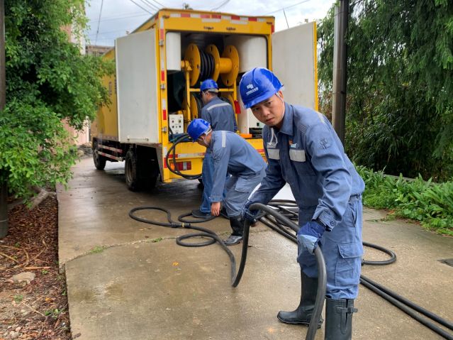 黨員走在前，駕駛應急發(fā)電車趕到現(xiàn)場鋪設接入發(fā)電，助力村民排灌01。梁少婷攝.jpg