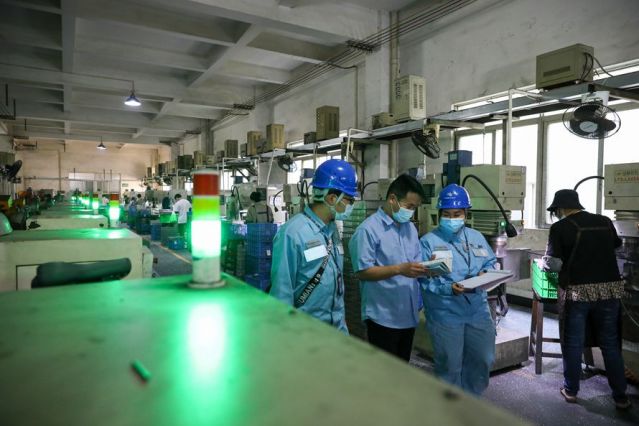 南方電網(wǎng)廣東中山供電局客戶服務人員上門到中山利特隆瓦斯公司聽取客戶意見，保障企業(yè)生產(chǎn)，為企業(yè)開通“潛