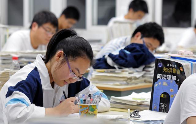 “取消文理分科”再被推上風(fēng)口浪尖，涉及7省份，學(xué)生福利來了