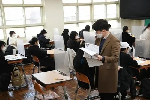韓國高考?xì)埧嵴嫦嘟颐兀罕人佬谈植?，窮學(xué)生根本沒有出頭之日