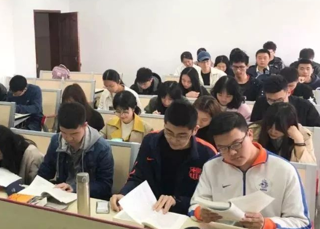 大學(xué)生曬“課程表”，原來不同專業(yè)差距這么大，旱的旱死澇的澇死