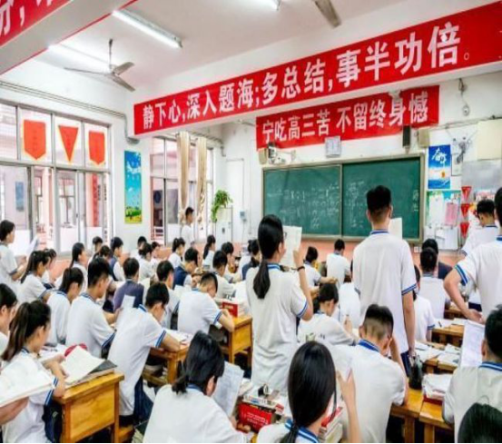 18年前，楊博為高考偷走試卷熟記答案，進(jìn)考場看到題目后卻傻眼了