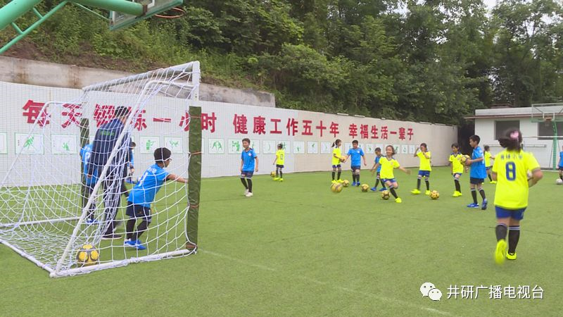 愛心人士到井研捐資助學(xué)、捐建校園足球場