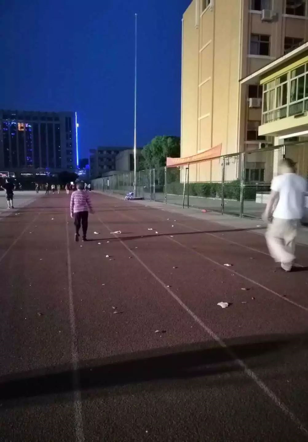 9所符合條件的城區(qū)學(xué)校的體育場地全部向社會開放。