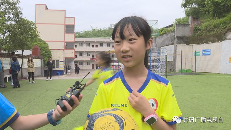 愛心人士到井研捐資助學(xué)、捐建校園足球場