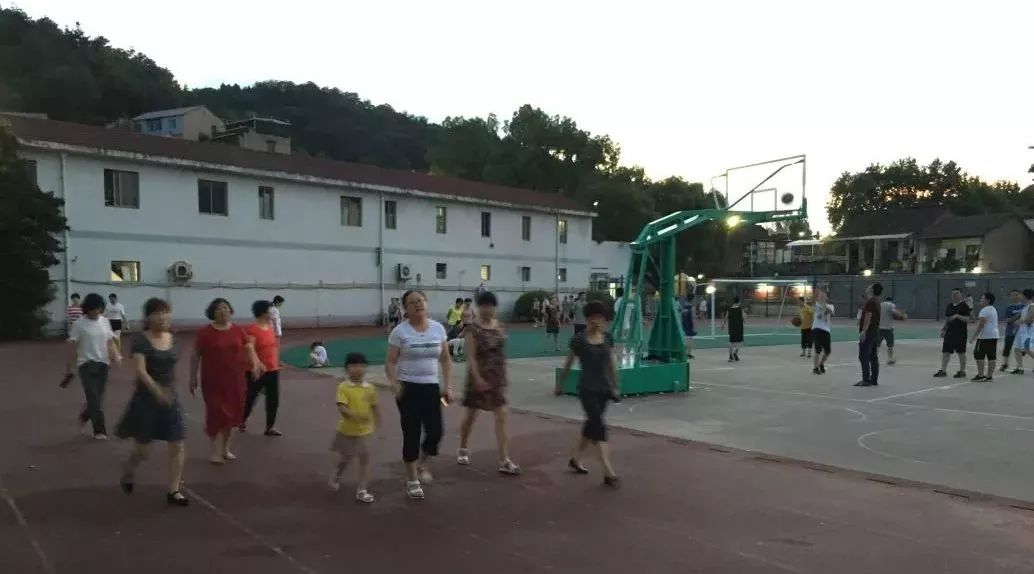 9所符合條件的城區(qū)學(xué)校的體育場地全部向社會開放。
