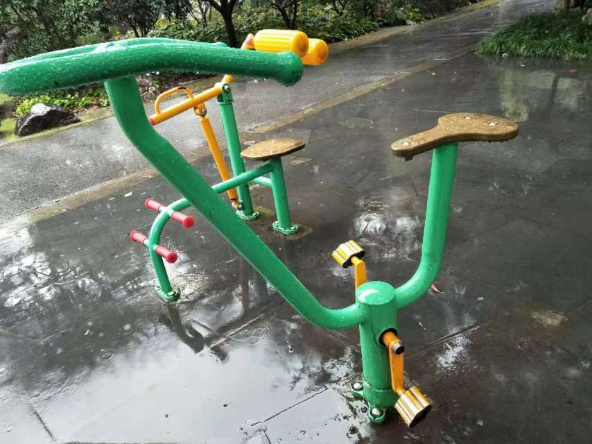 直立健身車