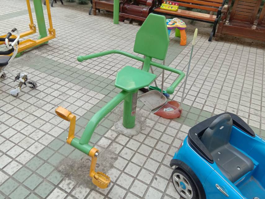 斜躺健身車