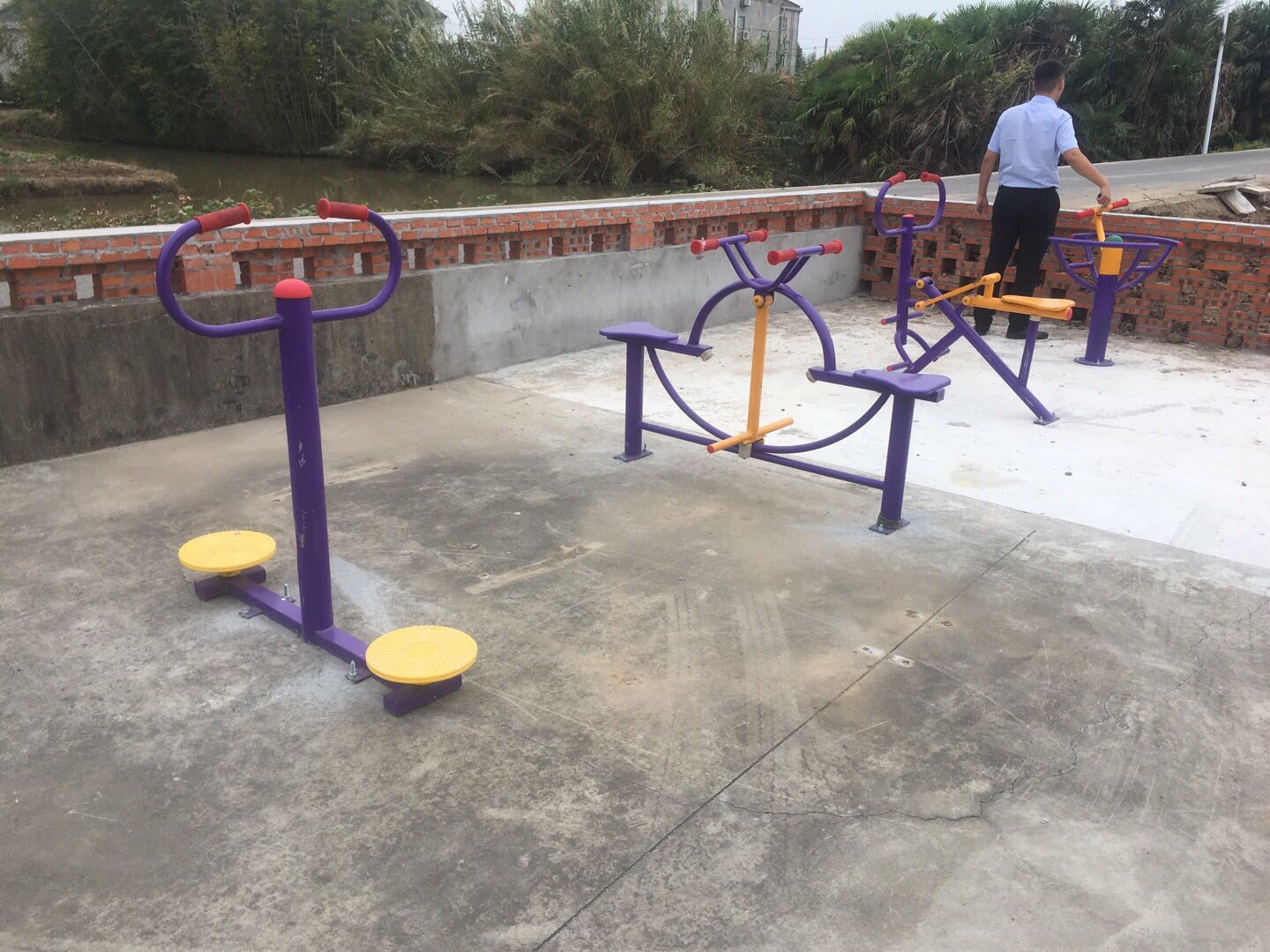 老港鎮(zhèn)欣河村民委員會煙墩12組健身苑點(diǎn)