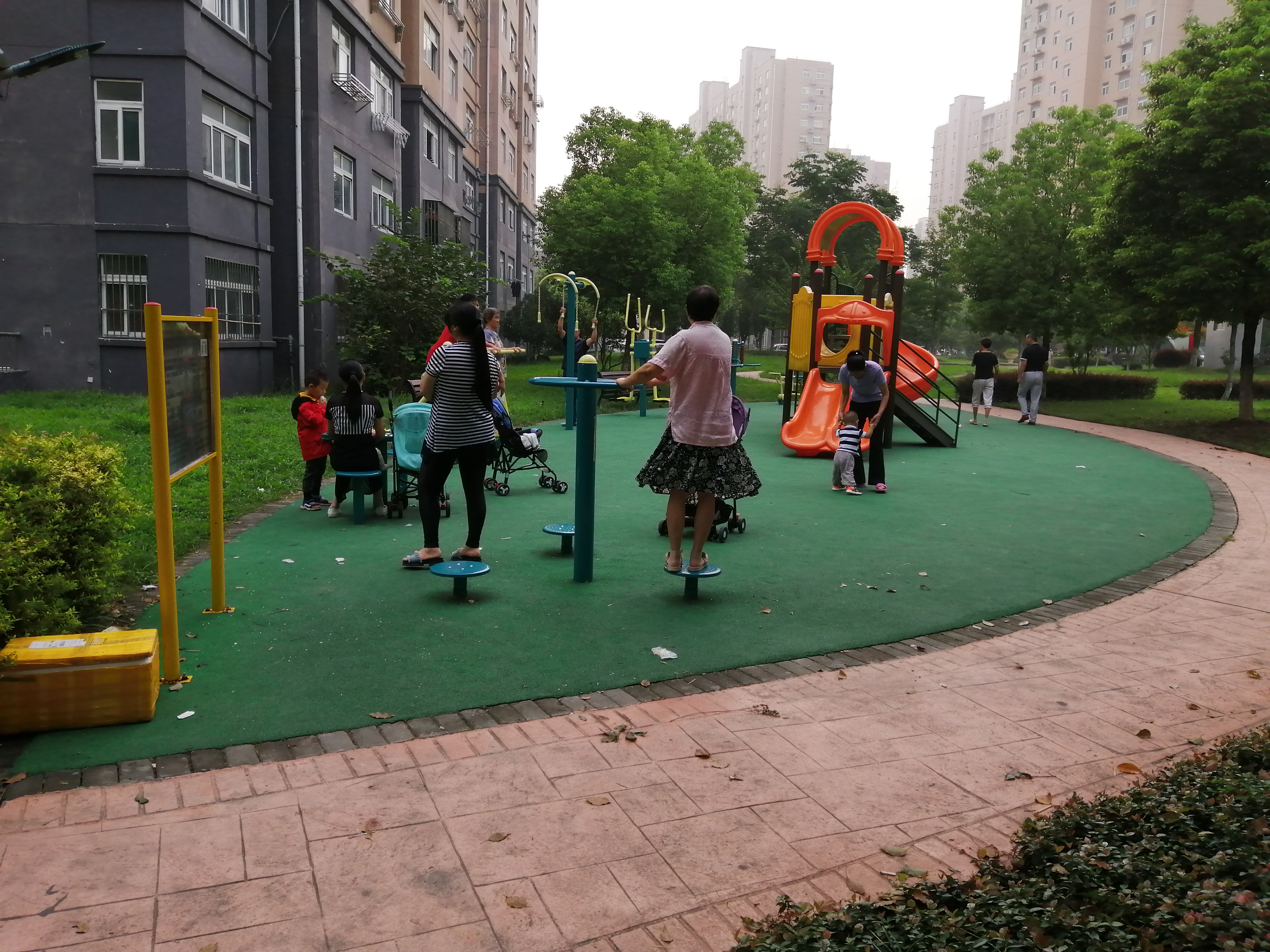 華中苑B區(qū)健身苑苑點
